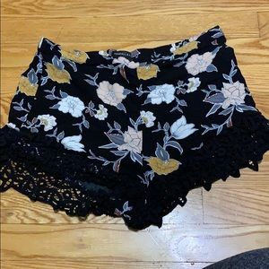 Kendall & Kylie flowy black shorts, US M
